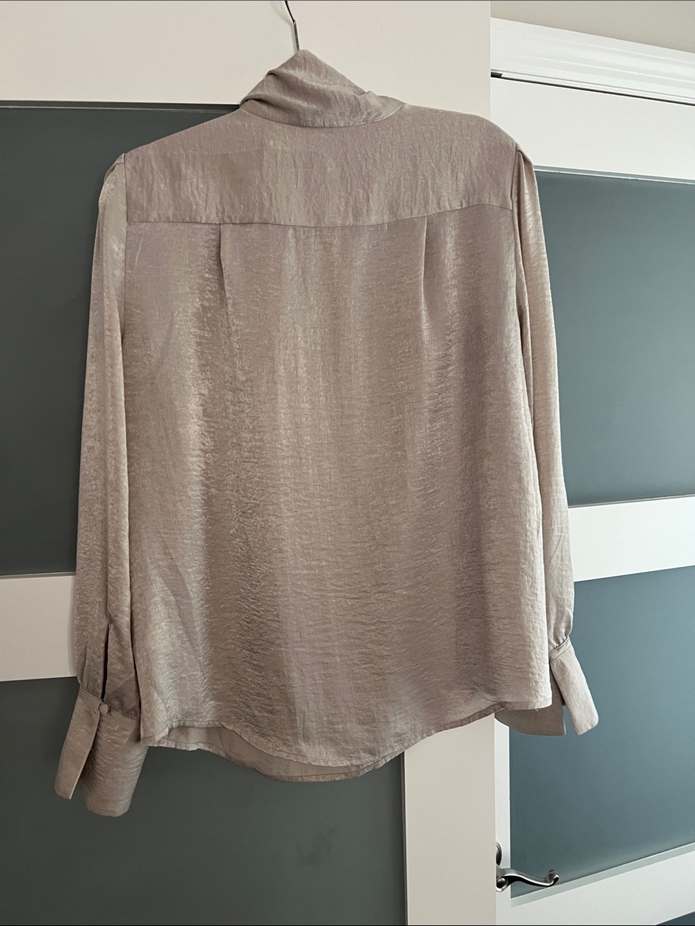 Banana Republic mock, tie neck silver taupe long sleeve blouse. NWT. Size Large - Picture 5 of 6